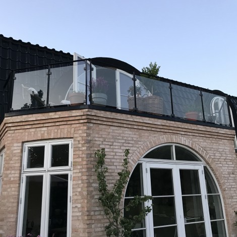 Gelænder med lamineret glas